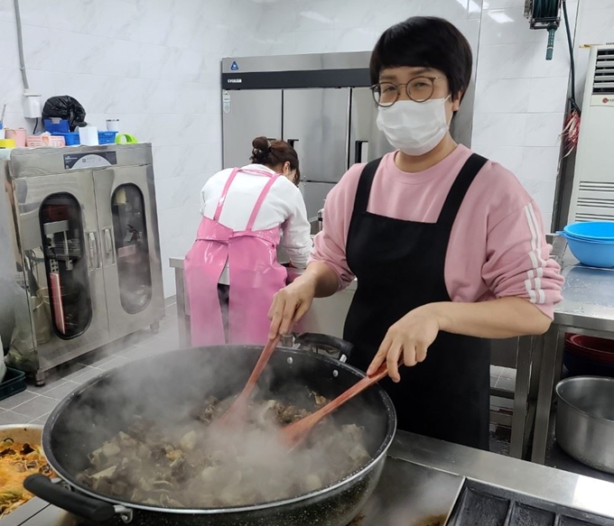 김경미 대구FC 조리사가 구단 클럽하우스 내 주방에서 음식을 조리하고 있다. 대구FC 제공