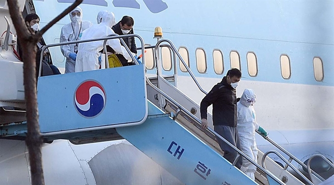 중국 후베이성 우한과 인근에서 철수하는 한국인 367명을 실은 정부 전세기가 1월 31일 김포공항에 도착 교민들이 내리고 있다. 김포공항=서재훈 기자