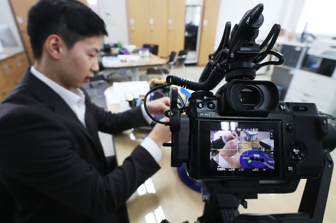 30일 오후 경기도 수원시 삼일공업고등학교에서 교사가 온라인 수업을 위해 실습 과정을 녹화하고 있다. 연합뉴스