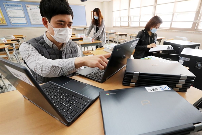 31일 오전 경기도 수원시 권선구 고색고등학교에서 교사들이 온라인 개학을 앞두고 스마트 기기 지원이 필요한 학생들을 위한 장비를 점검하고 있다. 뉴스1