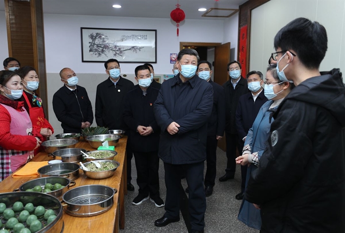 시진핑 중국 국가주석이 29일 저장성 안지현의 마을을 찾아 주민들과 대화하고 있다. 안지=신화통신 뉴시스