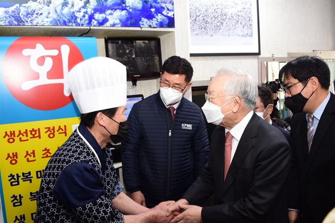 손경식(오른쪽에서 두 번째) 한국경영자총협회 회장이 31일 서울 마포구에 있는 한 식당에서 '착한 소비자 운동'에 동참한다는 취지로 식사 후 선결제를 한 뒤 자영업자와 악수를 하고 있다. 경총 제공