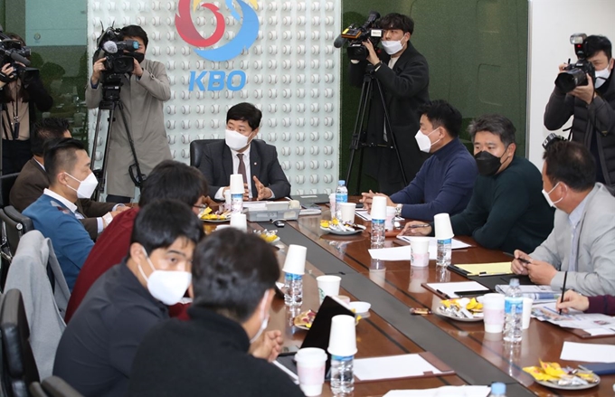 31일 서울 강남구 도곡동 야구회관에서 열린 한국야구위원회(KBO) 제2차 긴급 실행위원회에서 각 구단 단장들이 류대환 KBO 사무총장과 이야기를 나누고 있다. 연합뉴스