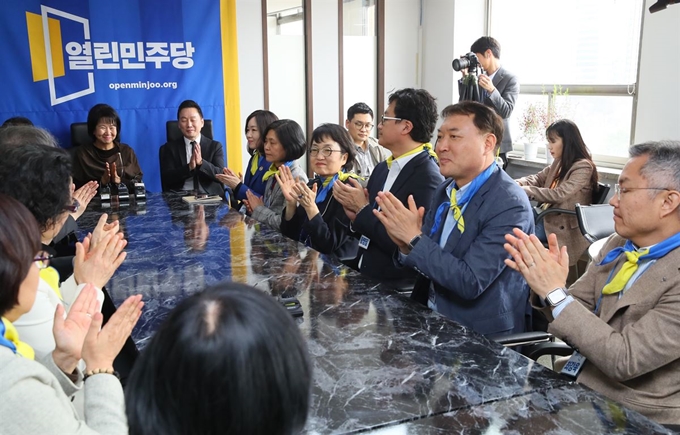 열린민주당 손혜원, 정봉주 최고위원과 김진애, 최강욱, 김의겸, 주진형 등 비례대표 후보들이 지난달 26일 서울 여의도 당사에서 열린 공약정책회의에서 박수치고 있다. 연합뉴스