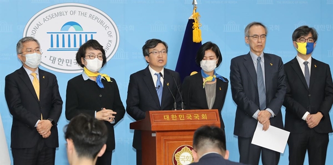 열린민주당 비례대표 후보들이 1일 오후 서울 여의도 국회 소통관에서 언론개혁 공약을 발표하고 있다. 왼쪽부터 최강욱, 김진애, 김의겸, 강민정, 주진형, 김성회 후보. 연합뉴스