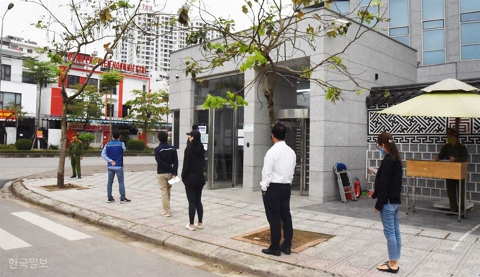 하노이 교민들이 1일 주베트남 한국 대사관 내 영사관 건물에 위치한 21대 총선 재외선거 투표소에 들어가기 위해 줄을 서 기다리고 있다. 교민들은 지시 없이도 자발적으로 2m 간격을 유지하며 차분히 입장했다. 하노이=정재호 특파원