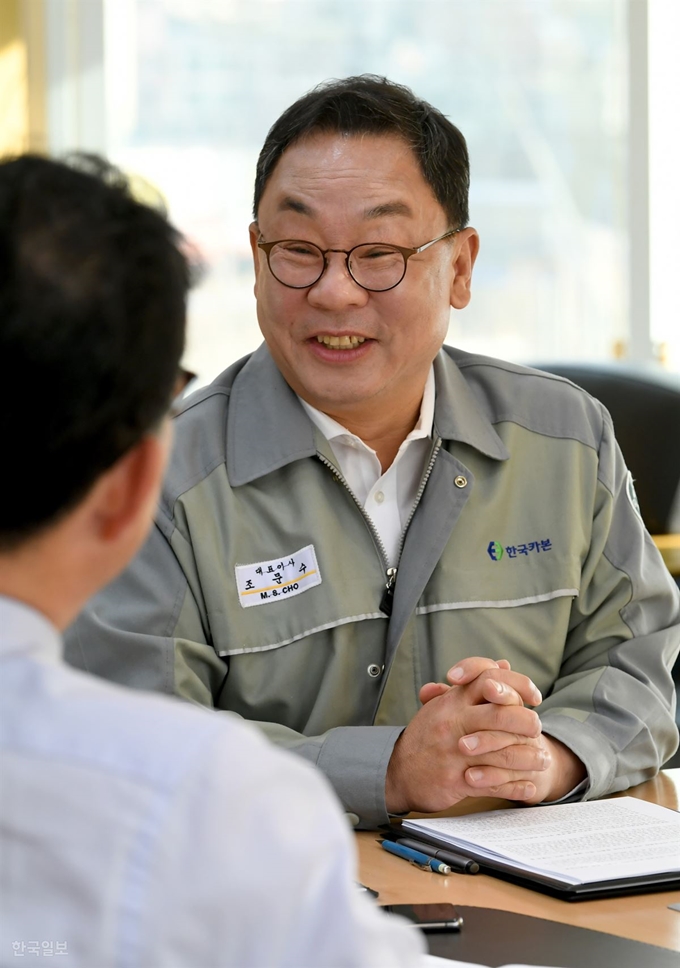 조문수 한국카본 회장이 서울 마포구 한국카본 서울지사에서 소재 부품 장비산업에 대해 이야기하고 있다. 왕태석 선임기자