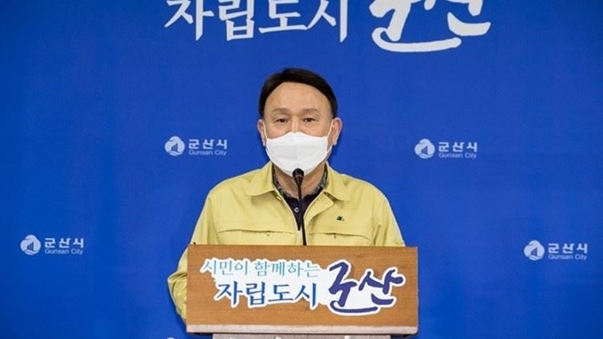 강임준 전북 군산시장이 신종 코로나 검사를 받기 위해 보건소를 찾은 시민에게 욕설을 퍼부어 물의를 빚고 있다.