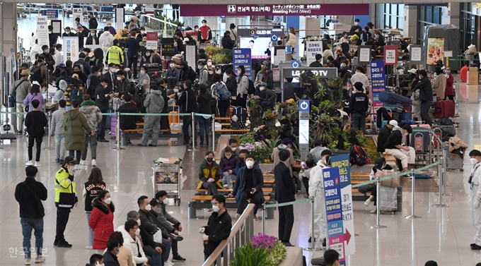 [저작권 한국일보]해외 입국자들에 대한 14일간의 자가 격리 의무화가 시작된 1일 오전 인천국제공항 제1여객터미널에서 입국자들이 전용 공항 버스를 타기 위해 기다리고 있다. 서재훈 기자 spring@hankookilbo.com