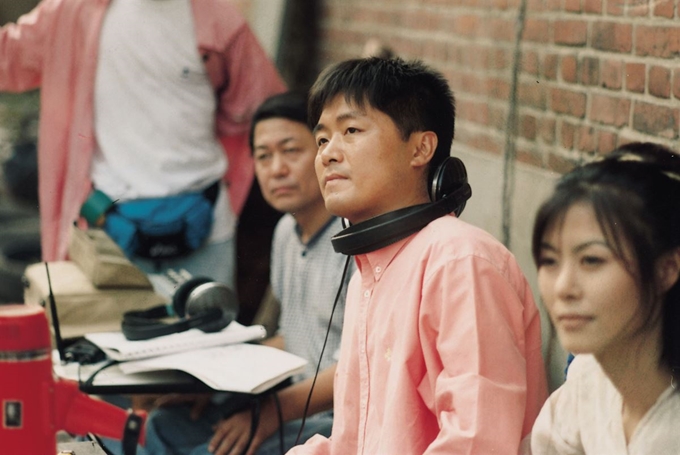 강제규 감독이 '은행나무침대' 촬영장에서 배우 진희경 등과 함께 모니터를 보고 있다. 한국일보 자료사진