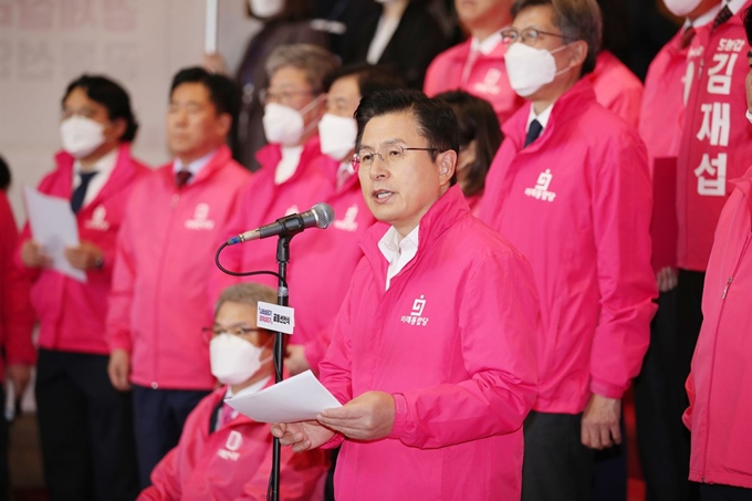 황교안 미래통합당 대표가 1일 국회 로텐더홀 앞에서 나라 살리기·경제 살리기 공동 선언식에 참석해 인사말을 하고 있다. 연합뉴스