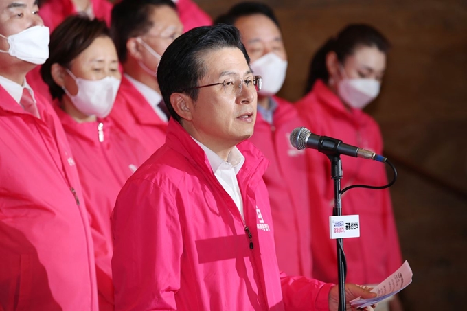 황교안 미래통합당 대표가 1일 국회 로텐더홀 홀 앞 계단에서 열린 '나라 살리기·경제살리기' 공동 선언식에서 인사말하고 있다. 연합뉴스