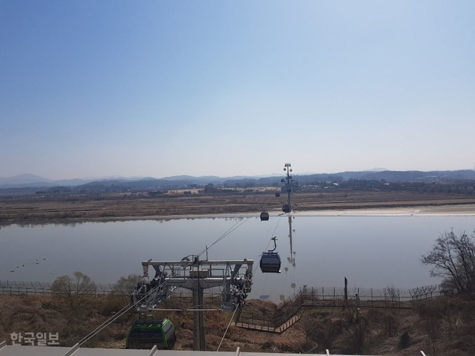 [저작권 한국일보]경기 파주시 문산읍 임진각 평화곤돌라가 이달 6일부터 정식 운행에 들어간다. 민간인출입통제선(민통선)인 임진강을 가로 질러 가는 곤돌라 모습. 이종구 기자