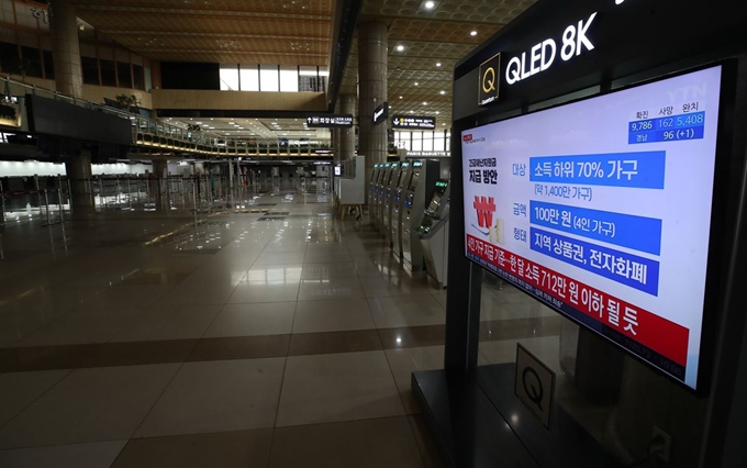 31일 오후 서울 강서구 김포국제공항 국제선 청사가 썰렁한 모습을 보이고 있다. 한국공항공사에 따르면 김포공항 '하계(4∼9월) 운항 스케줄'이 시행되는 이달 30일부터 다음 달 5일까지는 김포공항에서 국제선 비행기가 한 대도 운항하지 않는다. 연합뉴스