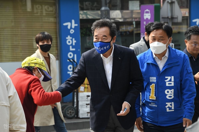 이낙연 더불어민주당 코로나19 국난극복위원장이 1일 오전 경기도 수원시 팔달구 못골시장을 방문해 상인들과 인사하고 있다. 오대근 기자