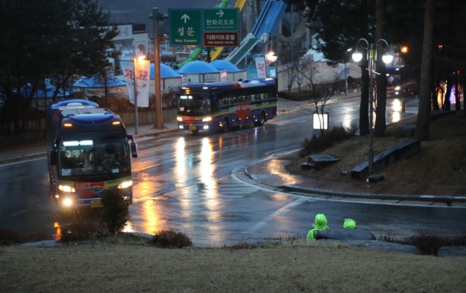 1일 전세기를 이용해 입국한 이탈리아 교민 298여명을 태운 전세버스가 교민들의 격리공간인 강원도 평창군의 한 호텔 진입로로 들어오고 있다. 뉴스1