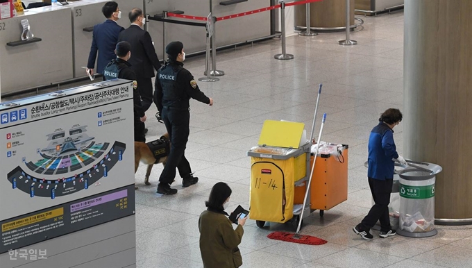 인천공항에서 근무하는 청소 노동자가 입국장 주변을 청소하고 있다. 한국일보 자료사진