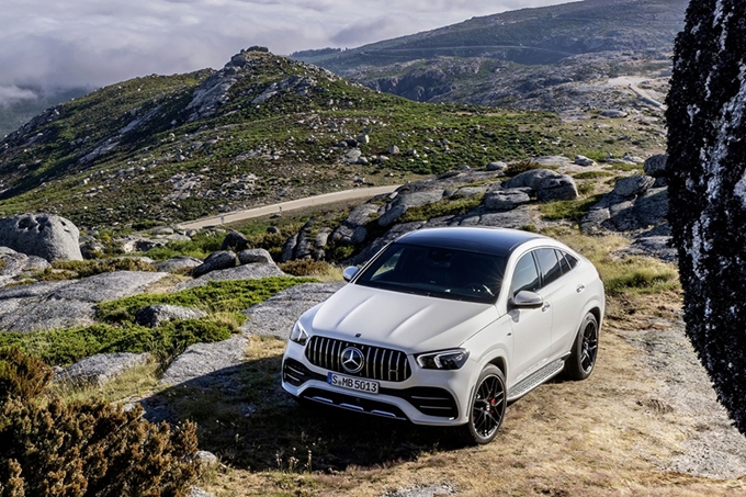 메르세데스-AMG가 EQ 부스트를 더한 'AMG GLE 53 4Matic+ 쿠페'를 선보였다.