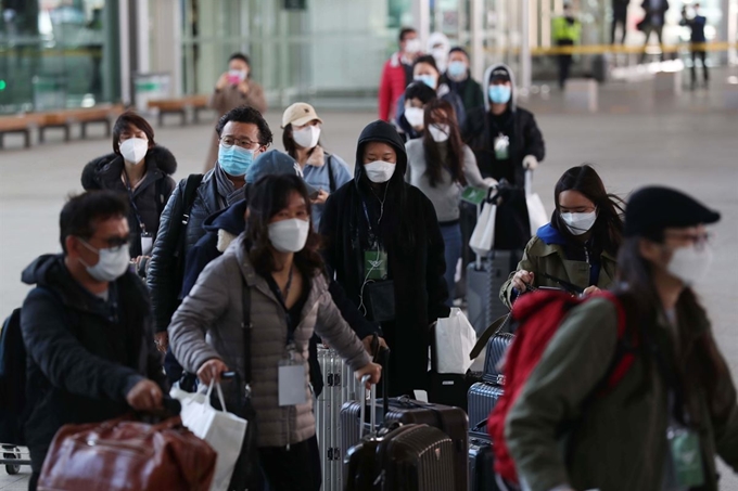 이탈리아의 밀라노 지역 교민과 주재원 등이 1일 전세기를 타고 인천국제공항 2터미널을 통해 귀국하고 있다. 이들은 입국 직후 전원 특정 시설로 이동해 코로나19 진단검사를 받는다. 여기서 모두 음성 반응이 나오면 자가 격리로 이어지고, 한 명이라도 양성 반응이 나올 경우 전원 14일간 시설 격리에 들어간다. 서재훈 기자 spring@hankookilbo.com