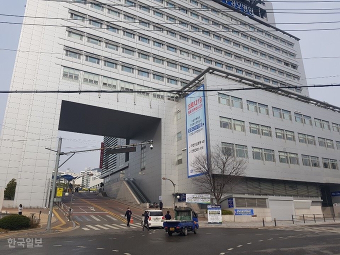 [저작권 한국일보] 1일 오전 8시부터 외료진료 등을 중단하는 등 임시 폐쇄조치에 들어간 가톨릭대 의정부성모병원. 이종구 기자