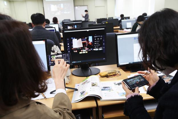 31일 오전 대전시 유성구 대전교육정보원에서 원격수업에 대비해 시내 초중고 교사들이 온라인 강의 실습을 하고 있다.