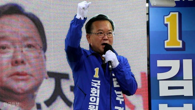 [저작권 한국일보]대구수성갑 김부겸 더불어민주당 후보가 2일 오전 거리에서 21대 총선 첫 유세를 하고 있다.