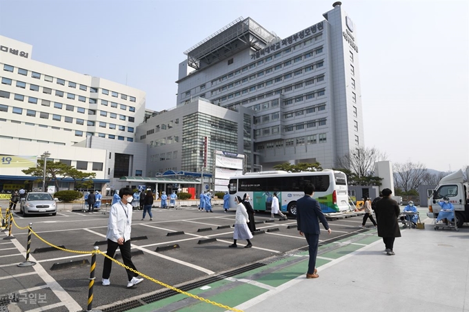 [저작권 한국일보]1일 신종 코로나바이러스 감염증(코로나19) 집단 감염 발생으로 폐쇄가 결정된 경기도 의정부시 가톨릭대 의정부성모병원 모습. 배우한 기자 /2020-04-01(한국일보)