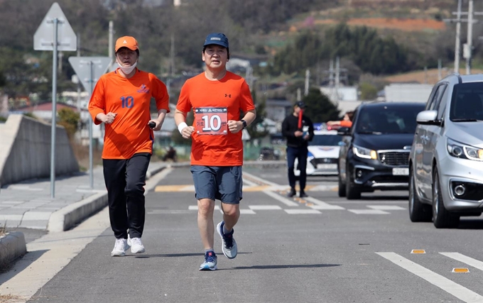 4·15 총선을 앞두고 국토 종주를 시작한 국민의당 안철수 대표가 2일 오전 전남 여수시 율촌면 율촌산단 도로를 달리고 있다. 안 대표는 수도권을 향해 오전과 오후에 2∼3시간씩 달리며 하루에 30km씩 이동할 계획이다. 연합뉴스