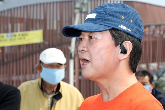 안철수 국민의당 대표가 1일 오후 전남 여수 이순신광장에서 '희망과 통합의 달리기'를 시작하기 앞서 정견을 밝히고 있다.안 대표는 이날 여수를 시작으로 수도권까지 하루 20~30㎞를 뛰는 등 총 400㎞ 국토 종주를 하며 국민의 의견을 청취할 계획이다.뉴스1