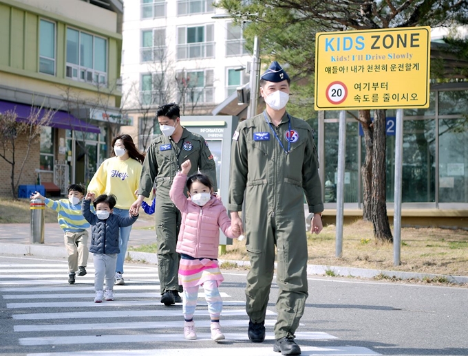 공군 제15특수임무비행단 기지 내에 어린이보호구역(School Zone)과 같은 ‘KIDS ZONE’을 조성했다. 기지 내 조성된 ‘KIDS ZONE’에서 군인 가족들이 횡단보도를 건너고 있다. 제15특수임무비행단 제공