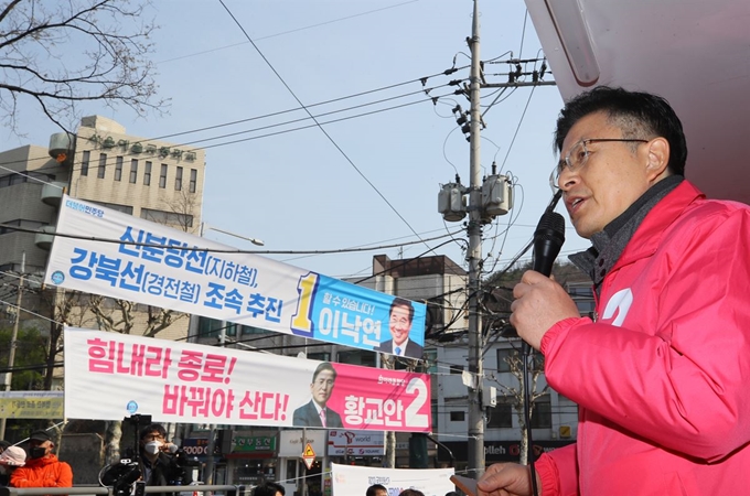 제21대 국회의원 선거운동이 시작된 2일 서울 종로구 평창동 골목에서 미래통합당 종로 황교안 후보가 더불어민주당 이낙연 후보와 자신의 현수막을 배경으로 지지를 호소하고 있다. 연합뉴스