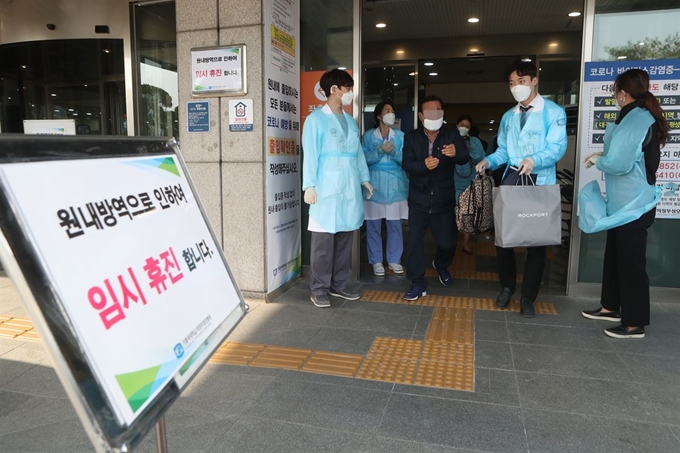 2일 신종 코로나바이러스 감염증(코로나19) 집단 감염 발생으로 폐쇄된 경기도 의정부 가톨릭대 의정부성모병원에서 병원 관계자들이 환자들을 퇴원시키고 있다. 연합뉴스