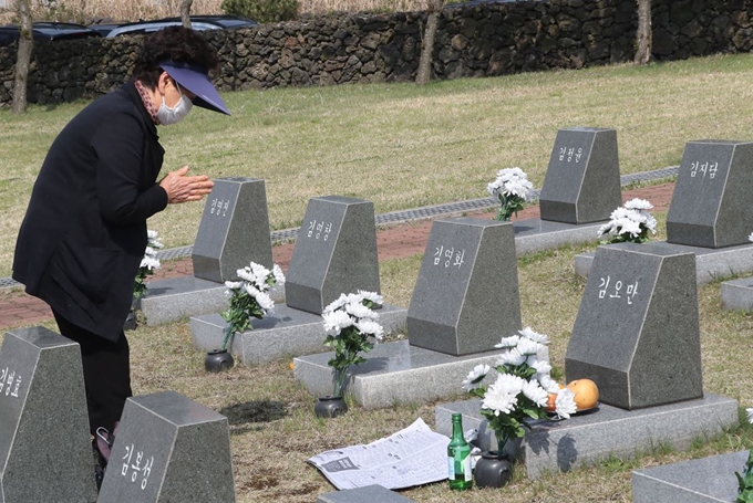 2일 오전 제주시 봉개동 4ㆍ3평화공원에서 유족들이 행방불명인 위령비를 찾아 희생자의 넋을 기리고 있다. 제주=뉴스1