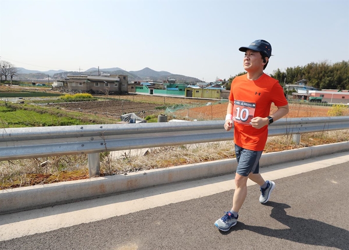 4·15 총선을 앞두고 국토 종주를 시작한 국민의당 안철수 대표가 2일 오전 전남 여수시 율촌면 율촌산단 도로를 달리고 있다. 안 대표는 수도권을 향해 오전과 오후에 2∼3시간씩 달리며 하루에 30km씩 이동할 계획이다. 여수=연합뉴스