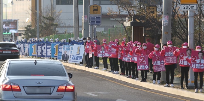 제21대 국회의원선거의 공식 선거운동 첫날인 2일 오전 울산 울주군 장검교차로에서 더불어민주당 김영문 후보, 미래통합당 서범수 후보 선거운동원들이 도로변에 도열하여 유권자들에게 지지를 호소하고 있다. 울산=뉴스1