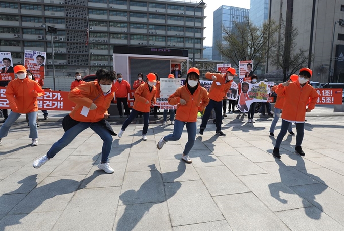 서울 광화문 미국대사관 앞에서 열린 민중당 4ㆍ15 총선 출정식에서 선거운동원들이 율동을 하며 지지를 호소하고 있다. 뉴스1