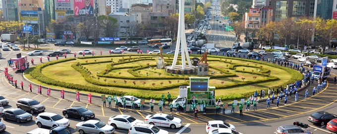 제21대 총선 공식 선거운동 첫날인 2일 오전 울산 남구 공업탑 로터리의 녹지를 둘러싸고 각 후보의 운동원들이 출근길 인사를 하고 있다. 울산=뉴시스