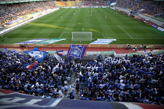 한국프로축구연맹이 프로축구 K리그에서 홈 경기 승률이 가장 높은 구단이 수원 삼성으로 2일 밝혔다. 사진은 프로축구 K리그1 수원 삼성 홈경기 모습. 한국프로축구연맹 제공