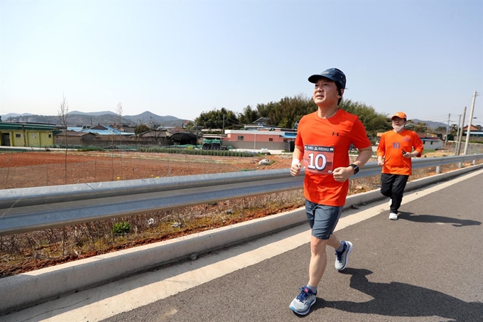 4·15 총선을 앞두고 국토 종주를 시작한 국민의당 안철수 대표가 2일 오전 전남 여수시 율촌면 율촌산단 도로를 달리고 있다. 안 대표는 수도권을 향해 오전과 오후에 2∼3시간씩 달리며 하루에 30km씩 이동할 계획이다. 연합뉴스