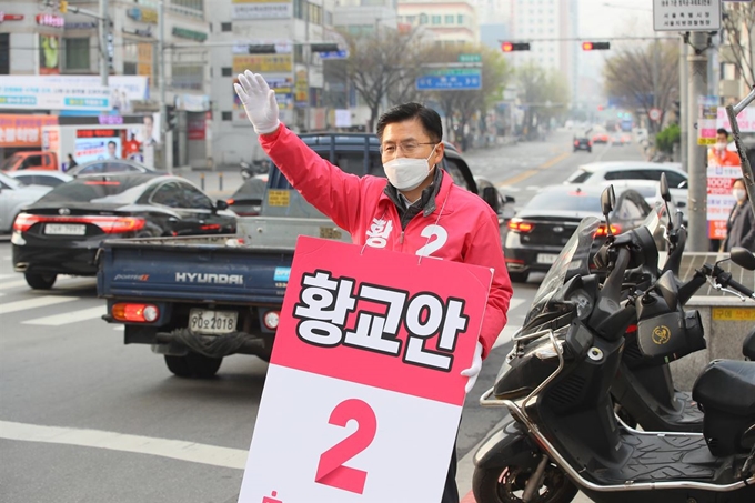 미래통합당 서울 종로 황교안 후보가 3일 서울 종로구 동묘역 사거리에서 출근길 시민들에게 인사하고 있다. 연합뉴스