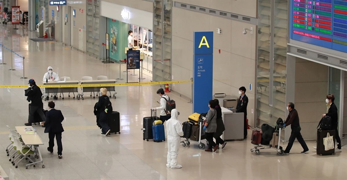 인천국제공항에 도착한 해외 입국자들이 이동하고 있다. 연합뉴스