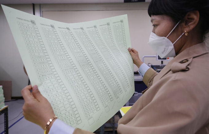 선관위 관계자가 지난달 31일 오후 대구시 달서구의 한 인쇄업소에서 인쇄된 4ㆍ15 총선 투표용지를 살펴보고 있다. 연합뉴스