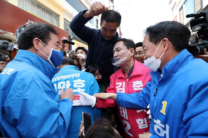 이낙연 더불어민주당 공동상임선대위원장이 허영 춘천철원화천양구갑 후보, 강원 춘천철원군화천군양구을 정만호 후보와 3일 강원 춘천시 제일 중앙시장을 찾아 유세를 하던 중 미래통합당 김진태 춘천철원화천양구갑 후보와 인사를 나누고 있다. 춘천=뉴시스