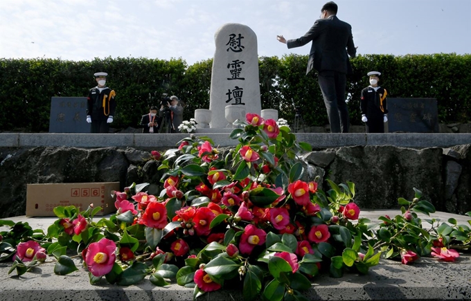 문재인 대통령과 부인 김정숙 여사가 3일 '제72주년 제주 4·3 희생자 추념식'에 참석한 뒤 참배한 제주 하귀리의 영모원에도 4·3 희생자을 상징하는 동백꽃이 장식되어 있다. 제주=왕태석 선임기자