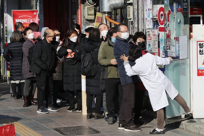 5일 오전 서울 종로5가 인근 약국 앞에 마스크를 사기 위해 시민들이 줄을 서고 있다. 연합뉴스