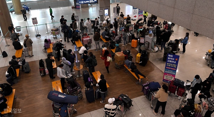 [저작권 한국일보]해외입국자 교통안내외국에서 국내로 들어오는 모든 입국자들에게 2주간 자가격리 의무화를 시작한 1일 오전 인천국제공항 1터미널에서 인천국제공항공사 직원과 각 시도 관계자들이 해외입국자 전용버스를 안내하고 있다. 서재훈 기자