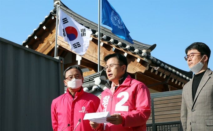 황교안 미래통합당 총괄선대위원장과 신세돈 공동선대위원장이 5일 서울 종로구 이화장앞에서 '우한코로나19' 긴급재난지원금 관련 대국민브리핑을 하고 있다. 뉴스1