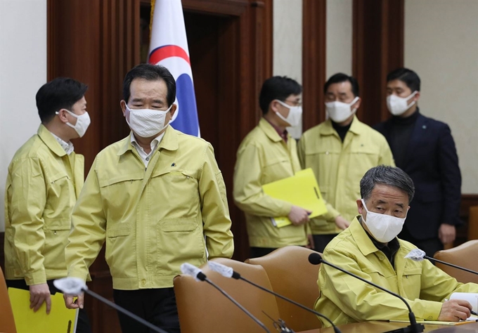 정세균 국무총리가 5일 오후 정부서울청사에서 열린 신종 코로나바이러스 감염증(코로나19) 대응 중앙재난안전대책본부 회의에 참석하기 위해 회의실로 들어서고 있다. 연합뉴스