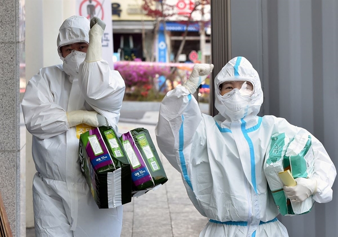 6일 오전 신종 코로나바이러스 감염증(코로나19) 지역거점병원인 계명대학교 대구동산병원에서 근무 교대를 위해 방호복을 착용한 의료진이 병동으로 들어서며 파이팅을 외치고 있다. 대구=뉴시스