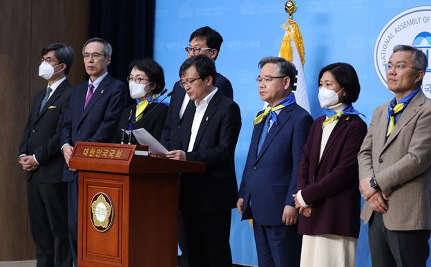 열린민주당 김의겸 비례대표 등 후보자 일동이 6일 오후 국회 소통관에서 총선 공약을 발표하고 있다. 연합뉴스